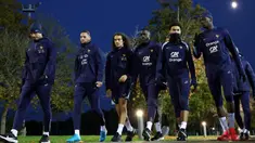 Pemain tim nasional Prancis WIlliam Saliba, Adrien Rabiot, Matteo Guendouzi, Dayot Upamecano, Warren Zaire Emery dan Randal Kolo Muani (kiri ke kanan) tiba untuk mengikuti sesi latihan di Clairefontaine-en-Yvelines pada 11 November 2024. (FRANCK FIFE/AFP)