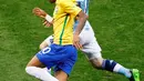 Lionel Messi berebut bola dengan Neymar saat pertandingan Brasil menjamu Argentina di stadion Mineirao, Belo Horizonte, Brasil (10/11). Dalam pertandigan ini, kedua pemain bintang klub Barcelona harus bertemu sebagai lawan. (Reuters/Ricardo Moraes)
