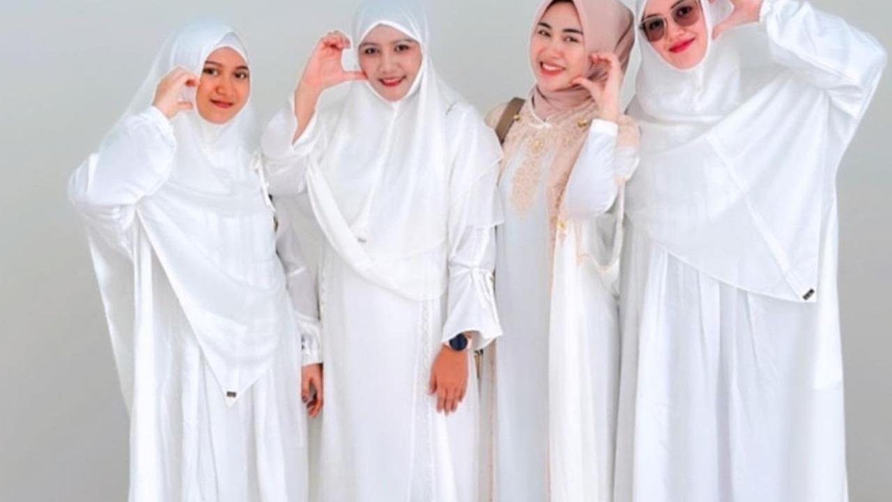 Jarang Tersorot, 8 Foto Riang Cahya Adik Happy Asmara Tampil Berhijab Saat Jalani Ibadah Umrah
