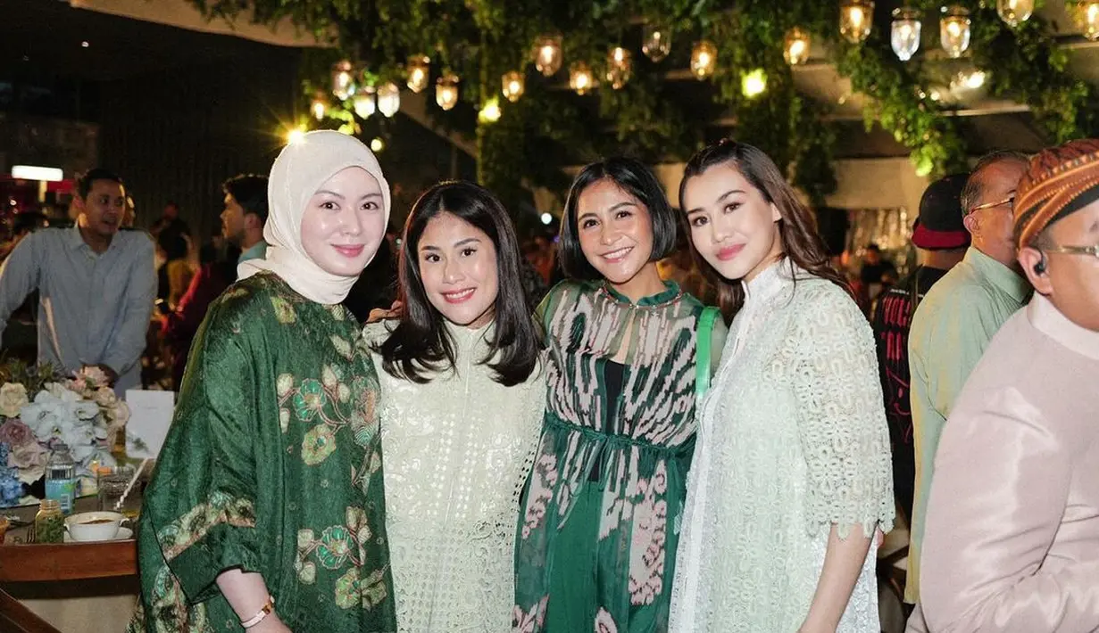 Acara ini dihadiri oleh keluarga serta rekan artis. Mereka kompak kenakan busana sentuhan warna hijau.