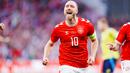 Gelandang Denmark Christian Eriksen merayakan gol yang dicetaknya ke gawang Swedia dalam laga persahabatan menjelang Euro 2024 di stadion Parken, Kamis (6/6/2024). (Liselotte Sabroe / Ritzau Scanpix / AFP)