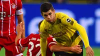 Striker Borussia Dortmund Christian Pulisic dalam laga melawan Bayern Munchen, Sabtu (4/11/2017) atau Minggu dinihari WIB. (AFP / PATRIK STOLLARZ)