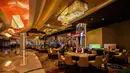 Anggota staf mempersiapkan meja kasino di resor MGM Cotai di Macau (13/2). MGM China membuka resor mega multi-miliar dolar baru di strip Cotai yang mewah di Macau pada tanggal 13 Februari. (AFP Photo/Anthony Wallace)