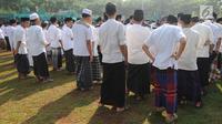 Santri Kota Tangerang Selatan mengikuti apel untuk memperingati Hari Santri Nasional di lapangan Pesantren AL-Amanah AL-Gontroy, Pondok Aren, Senin (22/10). Hari Santri Nasional diperingati setiap tanggal 22 Oktober. (Merdeka.com/Arie Basuki)