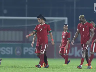Pemain Timnas Indonesia U-23 berjalan tertunduk usai dikalahkan Thailand U-23 pada laga persahabatan di Stadion PTIK, Jakarta, Kamis (31/5). Indonesia U-23 kalah 1-2 dari Thailaind U-23. (Liputan6.com/Helmi Fithriansyah)