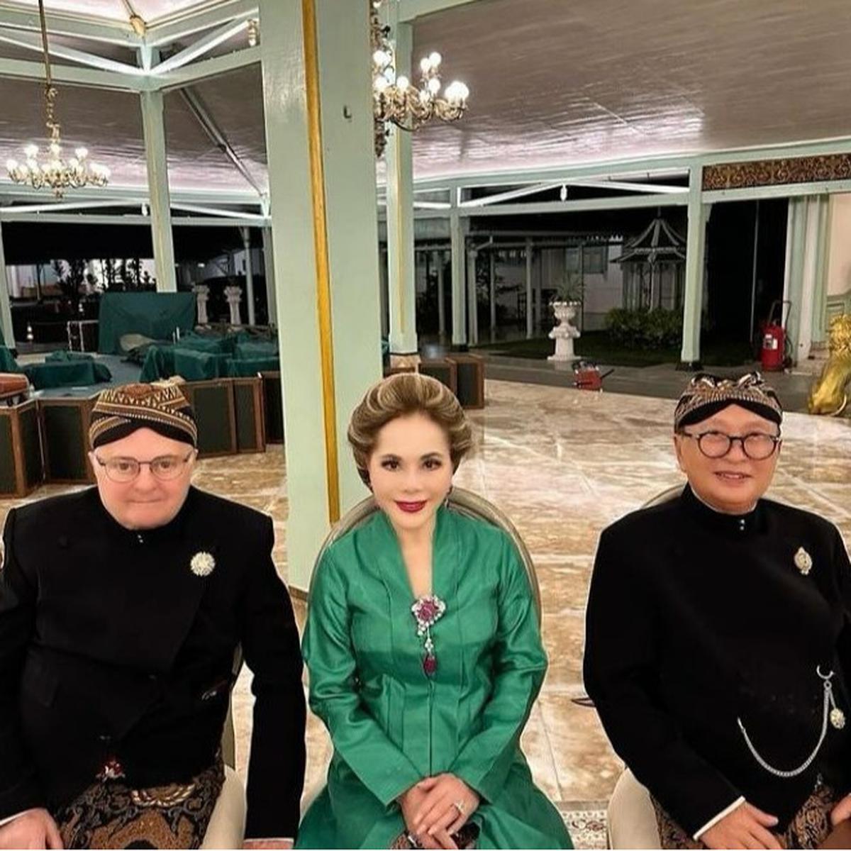 Tampil Elegan dengan Kebaya Hijau, Intip Momen Dewi Sukarno saat Hadiri Ultah Putri Solo