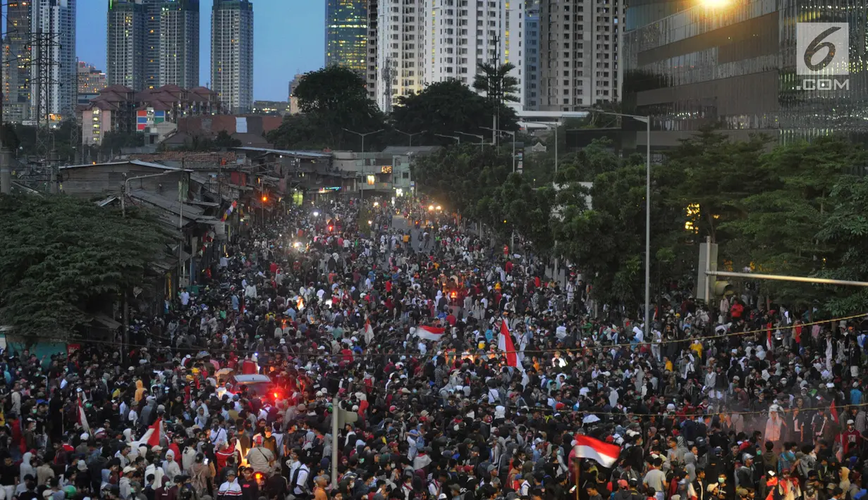 Massa aksi memadati Jalan Pejompongan, Jakarta, Senin (30/9/2019). Hingga saat ini, aparat kepolisian dibantu personel TNI terus mendorong dan membubarkan massa aksi hingga ke kawasan Slipi. (merdeka.com/Arie Basuki)