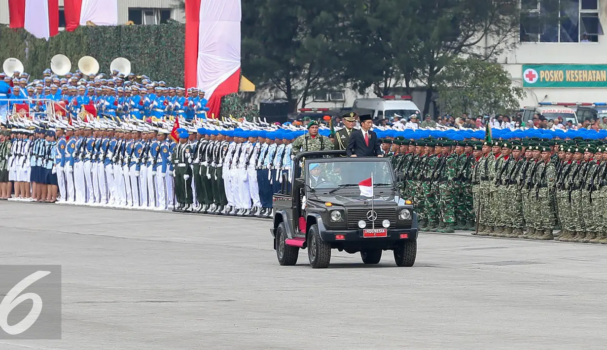 Presiden Joko Widodo memeriksa pasukan saat upacara Hut TNI ke-70 di Dermaga Indah Kiat, Cilegon, Banten, Senin (5/10/2015). HUT TNI Ke-70 ditandai atraksi tempur tiga matra TNI Angkata Darat, Laut dan Udara. (Liputan6.com/Faisal Fanani)