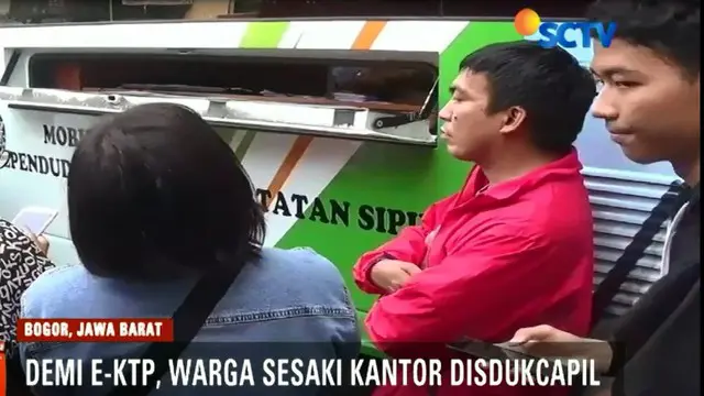 Meski telah antre sejak pagi, sejumlah warga harus kecewa karena pelayanan dibatasi, hanya 500 orang per hari.