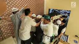 Umat muslim mengangkat jenazah KH Maimun Zubair atau Mbah Moen saat akan disemayamkan di Kantor Urusan Haji Daker Syisyah, Makkah, Arab Saudi, Selasa (6/8/2019). Mbah Moen meninggal dunia di Makkah al Makaromah sekitar pukul 04.30 waktu setempat. (Liputan6.com/HO/Baharuddin/MCH)