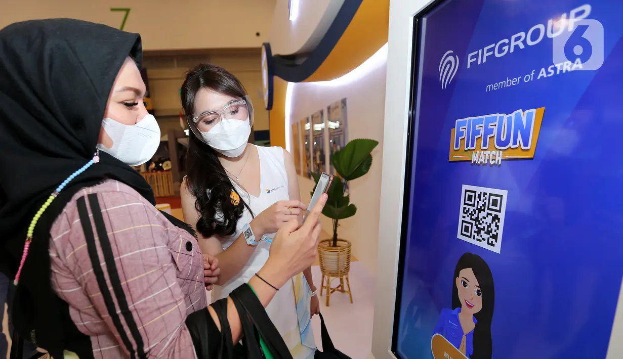 Pengunjung mencoba menggunakan scan QRCode pada permainan di booth FIFGROUP di pameran GIIAS 2021, ICE BSD Tangerang, Selasa (16/11/2021). FIFGROUP melalui lini bisnisnya SPEKTRA, DANASTRA, AMITRA juga menawarkan beragam promo dan pengalaman bertransaksi. (Liputan6.com/Fery Pradolo)