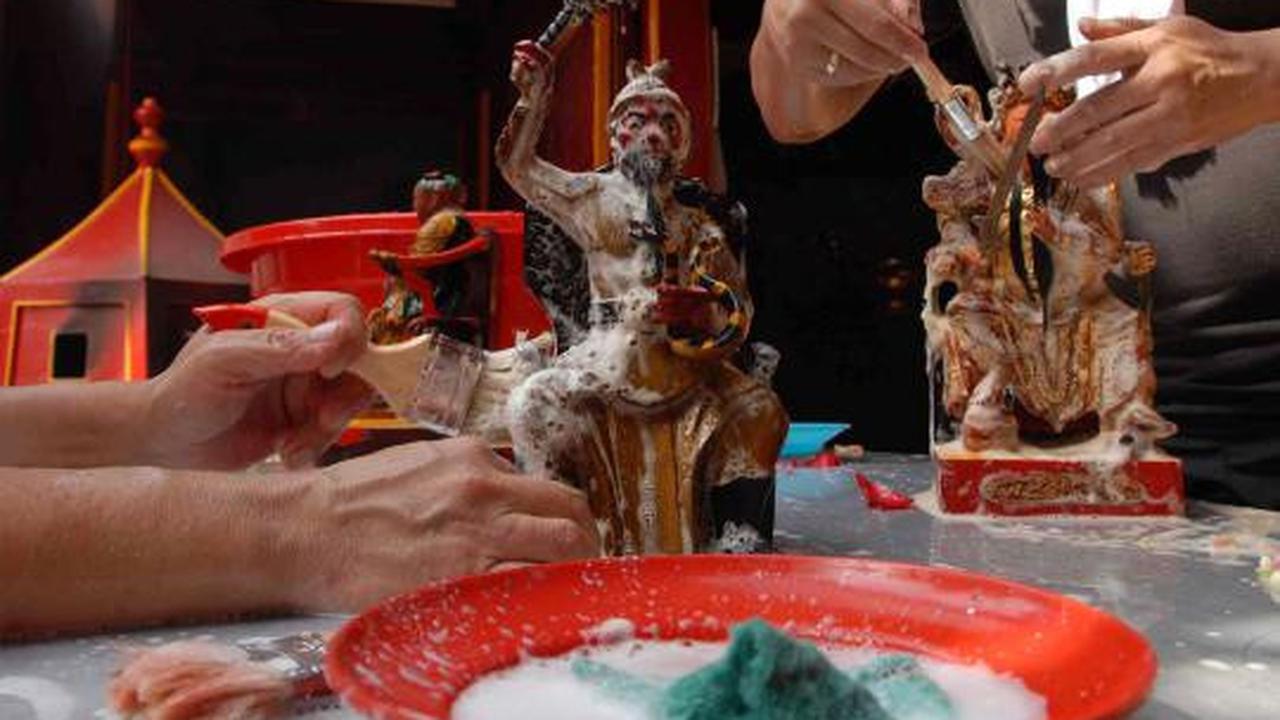 Memandikan patung dewa jelang perayaan Imlek