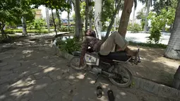 Pihak berwenang di Pakistan mendesak masyarakat untuk tidak keluar rumah karena negara itu dilanda gelombang panas ekstrem yang mengancam akan membawa suhu tinggi yang berbahaya dan mengakibatkan banjir karena mencairnya gletser. (AP Photo/Fareed Khan)