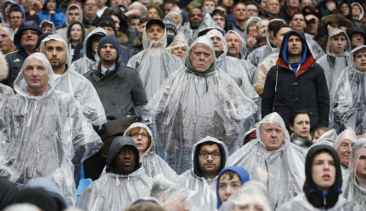 10. Supporter Manchester City menyaksikan laga melawan WBA pada Liga Premier Inggris di Stadion Etihad, Manchester, Sabtu (9/4/2016). Man City menang 2-1 atas WBA. (Action Images via Reuters/Carl Recine)