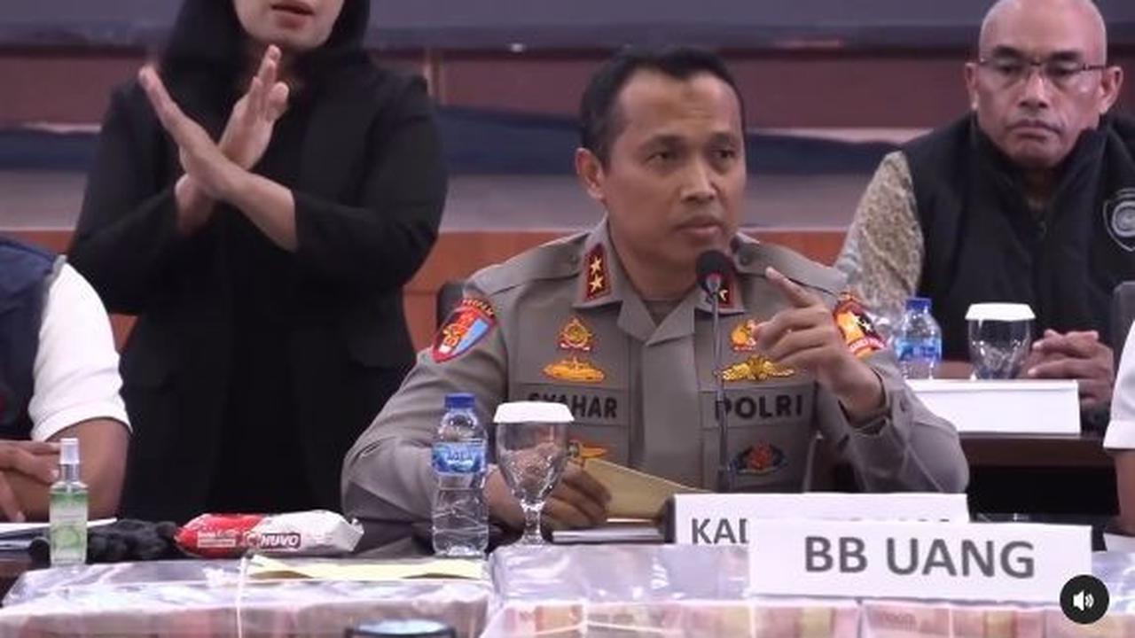 Ia kini telah resmi menyandang gelar sebagai Jenderal Bintang 3 Polri atau Komisaris Jenderal (Komjen) Polisi Syahar Diantono. <br>