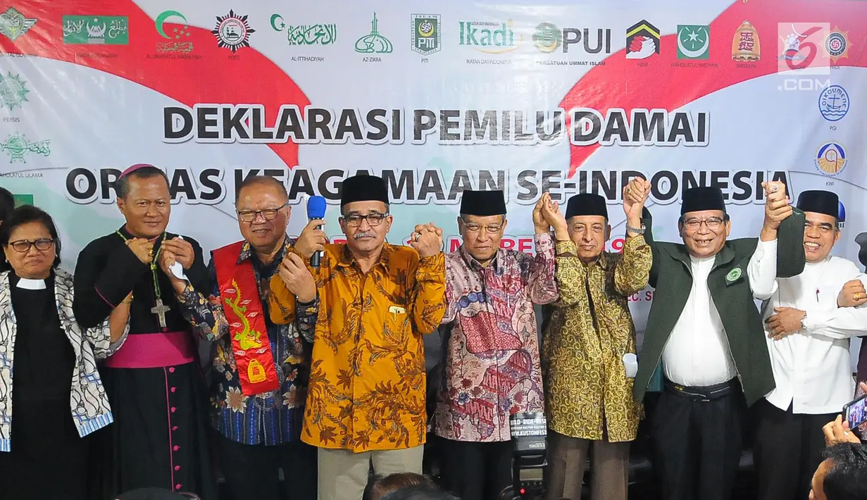 Ketua Umum Lembaga Persahabatan Ormas Islam (LPOI) Said Aqil Siradj (empat kanan) bersama sejumlah tokoh agama deklarasi Pemilu Damai di Jakarta, Jumat (22/3). LPOI menggelar deklarasi Pemilu Damai bersama 25 ormas keagamaan. (Liputan6.com/Angga Yuniar)