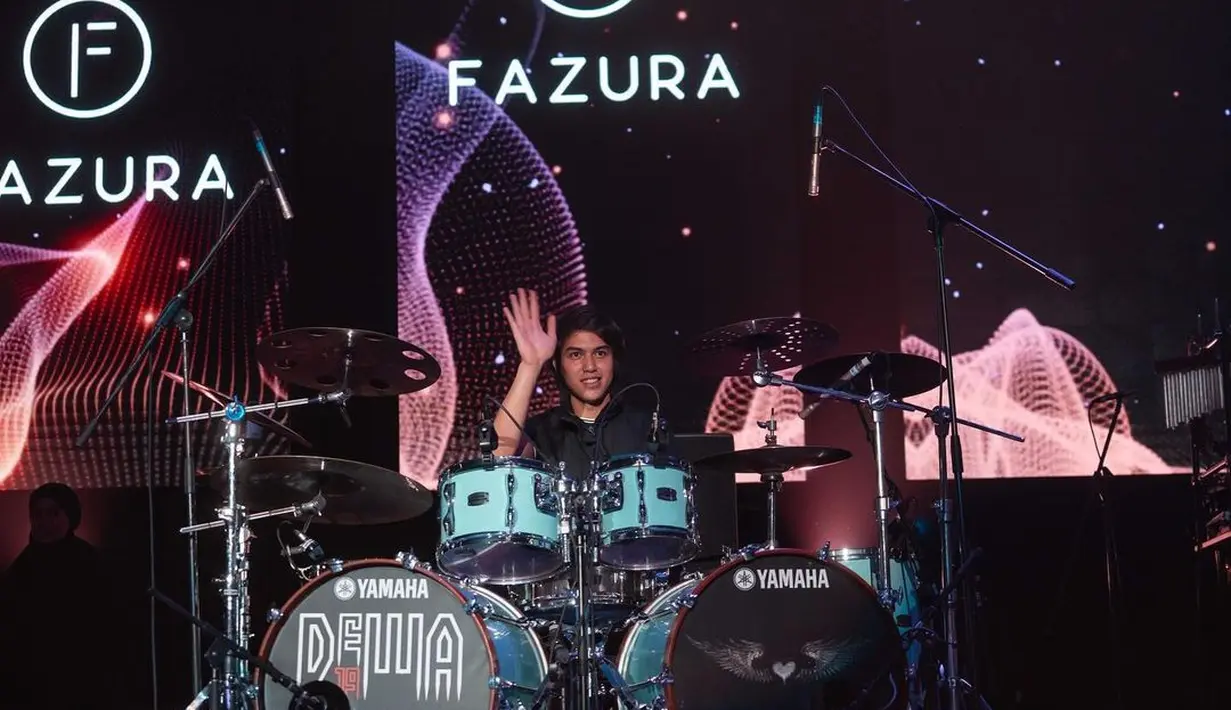 Tak hanya saat dekat dengan penonton Dewa 19, El Rumi menyapa. Dari balik drum ia tetap mencoba untuk ramah dengan mereka. (Foto: Instagram/@elelrumi)