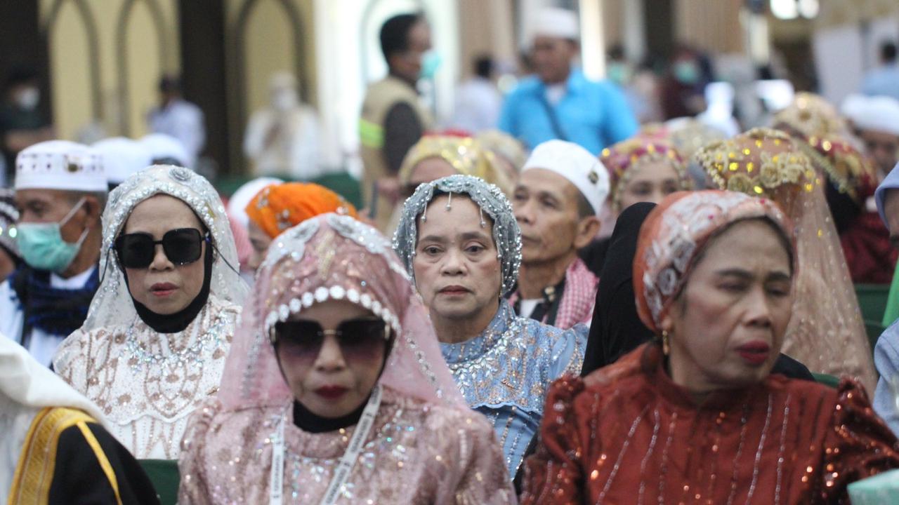 Penasaran Legislator soal Tradisi Pakaian 'Bling-Bling' Jemaah Haji di Sulsel