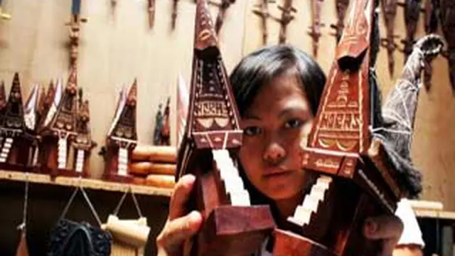 miniatur rumah adat