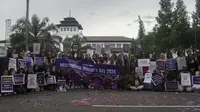 Foto bersama massa aksi International Women's Day (IWD) atau Hari Perempuan Internasional 2024, berlokasi depan Gedung Sate, Jalan Diponegoro, pekan lalu (8/3/2024).