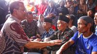 Gubernur Ahmad Luthfi di pengungsian bersama pengungsi Sirampong, Brebes. (Foto: Liputan6.com/Humas Pemprov Jateng)