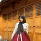 Oklin memamerkan potretnya saat memakai hanbok, pakaian tradisional masyarakat Korea Selatan. Ia melengkapi penampilannya dengan hijab hitam. Selain konten kontroversial, Oklin juga membuat konten traveling. Salah satunya konten tentang kebudayaan Korea Selatan. (Liputan6.com/IG/@oklinfia)