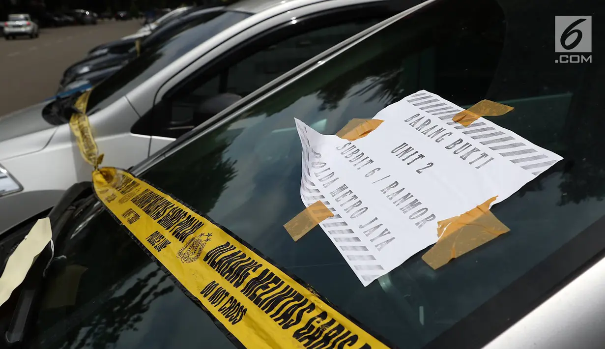 Barang bukti kasus sindikat pencurian kendaraan bermotor terparkir di Polda Metro Jaya, Jakarta, Kamis (14/3). Subdit 6 Ranmor Ditreskrimum Polda Metro Jaya menyita sebanyak 53 unit mobil berbagai merek. (Liputan6.com/Immanuel Antonius)