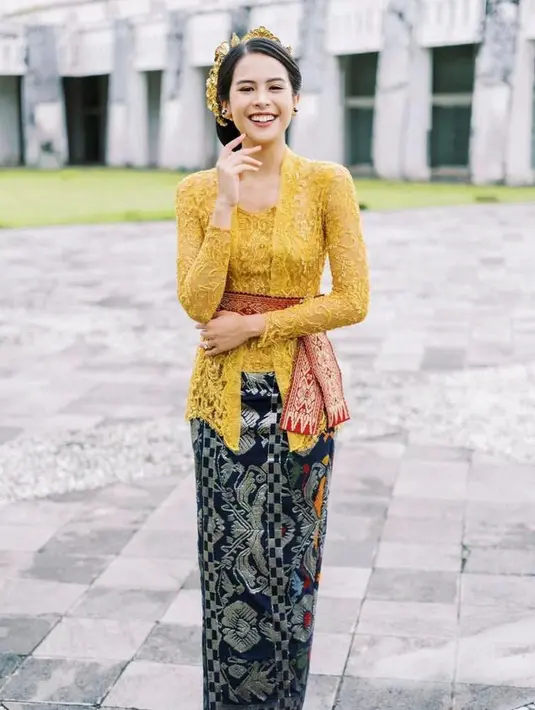 Hadiri Gala Dinner KTT G20 di GWK, Maudy Ayunda tampil anggun berkebaya khas Bali.