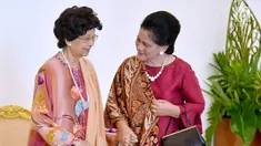 Ibu Negara Iriana Joko Widodo (kanan) menyambut istri PM Malaysia Mahathir Mohamad, Siti Hasmah (kiri) di Istana Bogor, Jawa Barat, Jumat (29/6). Pertemuan kedua Ibu Negara ini berlangsung hangat. (Liputan6.com/Pool/Biro Pers Setpress)
