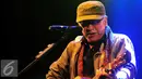 Iwan Fals tampil menghibur penggemarnya dalam konser bertajuk Untukmu Indonesia di Istora Senayan, Jakarta, Sabtu (21/11). Selama acara berlangsung, kondisi di luar gedung pertunjukkan, aman dan tertib. (Liputan6.com/Faisal R Syam)