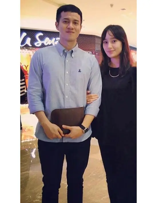 "(Umur) 35 deh. Kita ngobrol lagi deh saya nanti 35. Sekarang kan 32. Kalau 35 deh. Tiga tahun lagi," tambah Herjunot Ali. (Instagram/herjunot7ali)