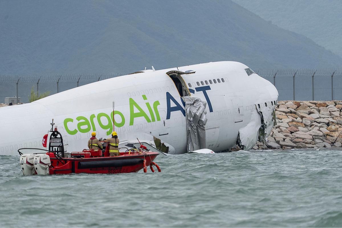 FOTO: Pesawat Kargo Tergelincir ke Laut di Bandara Hong Kong, Dua Tewas