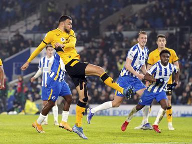 Gelandang Wolverhampton Wanderers, Romain Saiss mencetak gol ke gawang Brighton & Hove Albion pada laga pekan ke-17 Liga Inggris di Stadion Amex, Kamis (16/12/2021) dini hari WIB. Wolves mengalahkan Brighton & Hove Albion dengan skor 1-0. (Gareth Fuller/PA via AP)
