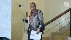 Mantan anggota DPR, Djamal Aziz usai menjalani pemeriksaan di gedung KPK, Jakarta, Senin (8/1). Djamal diperiksa sebagai saksi terkait dugaan korupsi pengadaan E-KTP dengan tersangka Anang Sugiana Sudiharjo. (Liputan6.com/Helmi Fithriansyah)