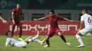 Gelandang Timnas Indonesia, Evan Dimas, berusaha merebut bola saat melawan Hongkong pada laga persahabatan di Stadion Wibawa Mukti, Jakarta, Selasa (16/10). Kedua negara bermain imbang 1-1. (Bola.com/Vitalis Yogi Trisna)