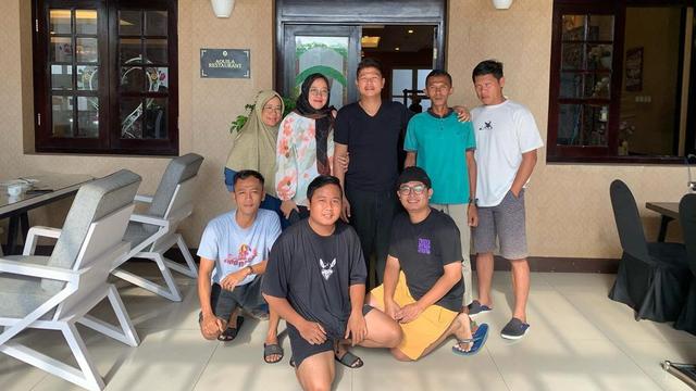 6 Potret Romantis Andika Kangen Band dan Istri Selama Honeymoon, Bertemu Fans