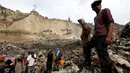 Sejumlah pemulung berdiri di tumpukan sampah setelah longsornya ribuan kubik sampah di Tempat Pembuangan Akhir (TPA)  di Guatemala City, Guatemala, Rabu (27/4). Peristiwa tersebut menewaskan seorang pemulung. (REUTERS/Josue Decavele)