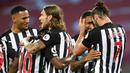 Para pemain Newcastle United merayakan gol yang dicetak oleh Callum Wilson ke gawang West Ham United pada laga Premier League di Stadion London, Minggu (13/9/2020). Newcastle United menang dengan skor 2-0. (Michael Regan/Pool via AP)