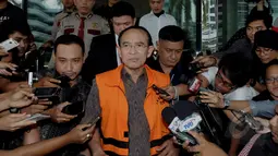 Suryadharma Ali (SDA) memberikan keterangan pers saat keluar dari Gedung KPK usai menjalani pemeriksaan perdana, Jakarta, Rabu (15/4/2015). SDA menjadi tersangka dalam kasus penyelenggaraan haji 2012-2013. (Liputan6.com/Andrian M Tunay)