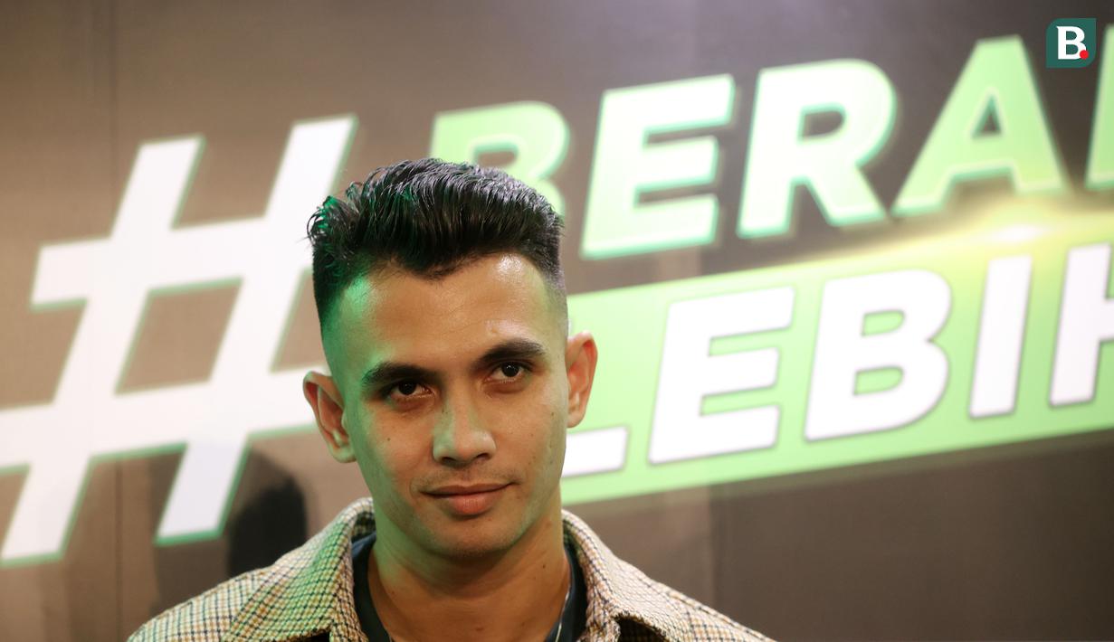 Pesepak bola, Nadeo Argawinata, saat menghadiri konferensi pers kampanye terbaru Garnier Men #BeraniLebih di Jakarta, Rabu, (14/6/2023). Dalam kampanye terbaru tersebut, Garnier Men mendukung para pria untuk menjadi versi terbaik diri mereka. (Bola.com/M Iqbal Ichsan)