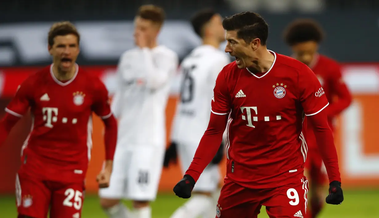 Striker Bayern Munich, Robert Lewandowski melakukan selebrasi usai mencetak gol pertama timnya ke gawang Borussia Moenchengladbach dalam laga lanjutan Liga Jerman 2020/21 pekan ke-15 di Borussia Park, Jumat (8/1/2021). Bayern Munich kalah 2-3 dari Moenchengladbach. (AFP/Wolfgang Rattay/Pool)