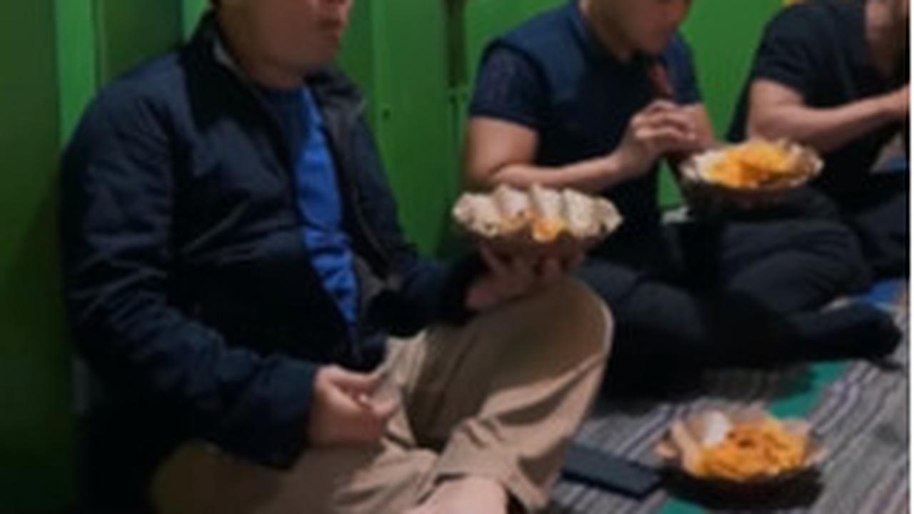 Pensiunan Jenderal Bintang Tiga Polri Awali Tahun Baru Makan di Pinggir Jalan