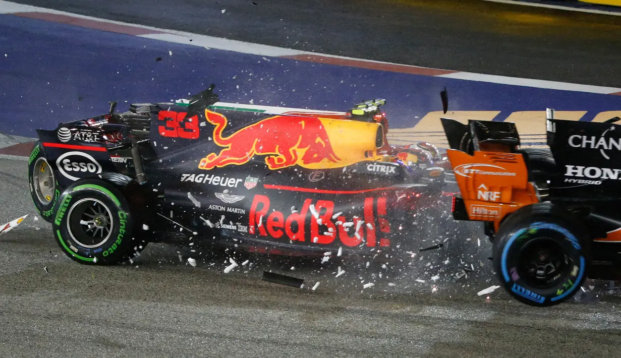 Tiga pembalap Ferrari, Kimi Raikkonen, pembalap Red Bull Max, Verstappen dan pembalap McLaren, Fernando Alonso, bertabrakan pada awal Grand Prix Singapura Formula One di Sirkuit Marina Bay City, Singapura, Minggu, (17/09) (AP Photo / Yong Teck Lim)
