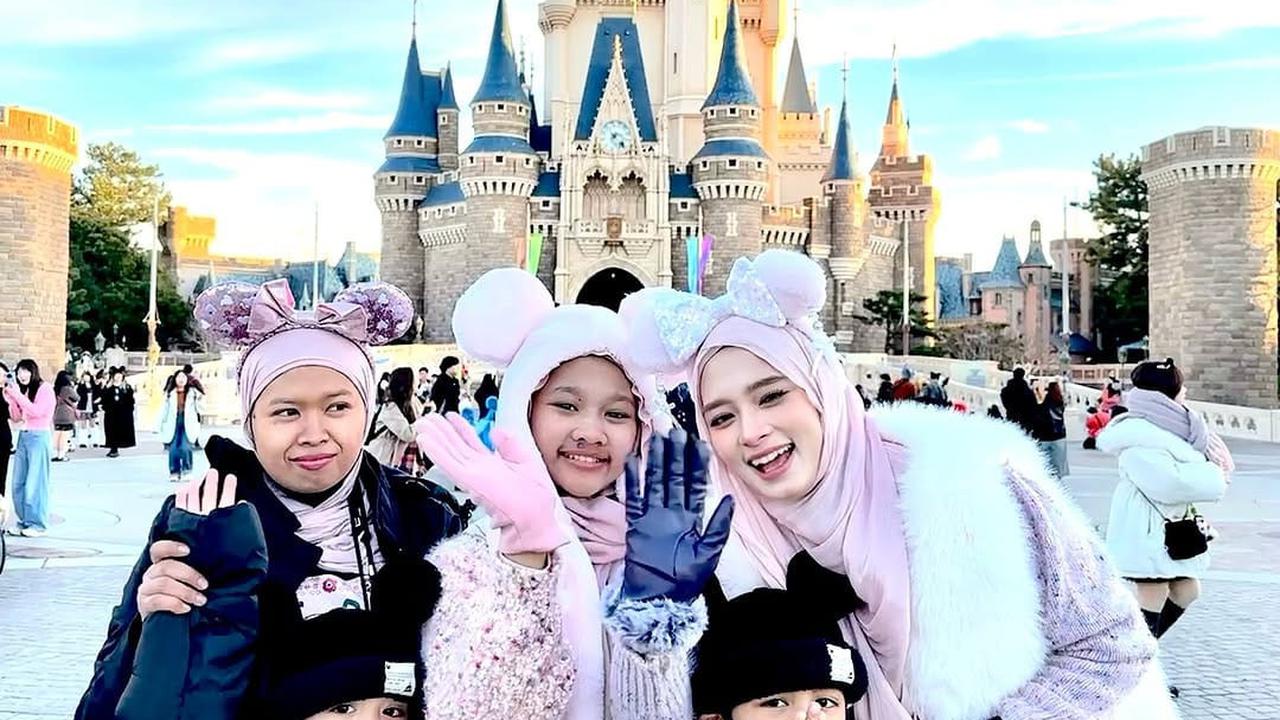 Potret Inara Rusli Ajak Anak Liburan di Disneyland Tokyo, Jadi Salah Satu Bucket List