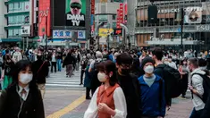 Warga menyeberang di pelican cross di Tokyo, Jepang, Sabtu (25/3/2023). (Liputan6.com/Faizal Fanani)
