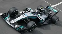 Pebalap Mercedes, Valtteri Bottas, menjadi yang tercepat pada sesi latihan bebas pertama F1 GP Inggris di Sirkuit Silverstone, Jumat (14/7/2017). (Bola.com/Twitter/suttonimages)
