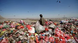 Seorang anak kecil mencari sampah di sebuah tempat pembuangan akhir (TPA) di pinggiran Sanaa, Yaman, Rabu (16/11). Setiap hari para bocah di daerah tersebut mengumpulkan sampah untuk didaur ulang atau dijual. (REUTERS/Mohamed al-Sayaghi)