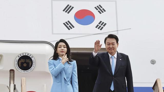 Presiden Korea Selatan Yoon Suk Yeol bersama istrinya Kim Keon-hee di Seoul. (AP)