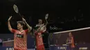 Ganda campuran Indonesia, Tontowi Ahmad/Liliyana Natsir, mengalahkan pasangan Malaysia, Tan Kian Meng/Lai Pei Jing pada laga Indonesia Open 2017 di JCC, Jumat (16/6/2017). Indonesia 21-18, 21-16. (Bola.com/M Iqbal Ichsan)