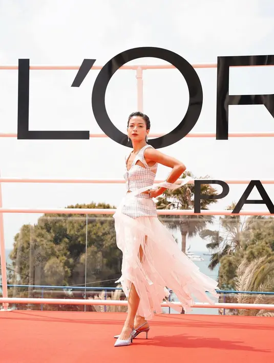 Mari membicarakan penampilan Putri Marino di red carpet Cannes Film Festival. Di salah satunya, Putri Marino mengenakan outfit berdesain edgy berwarna putih. [Foto: Instagram/putrimarino]